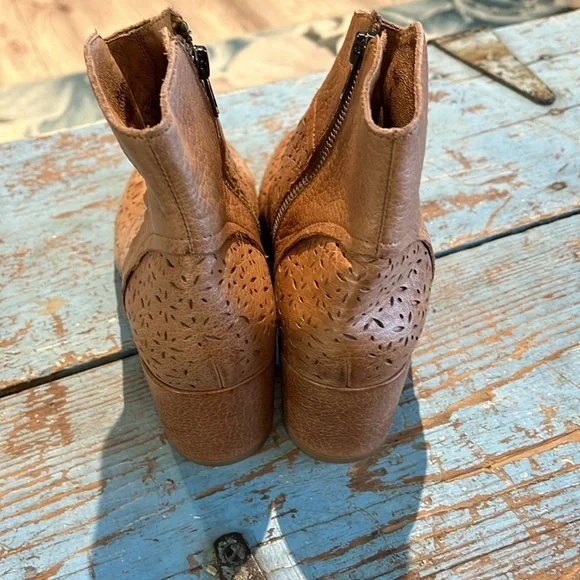 Silent D “Pearsy” perforated leather ankle boots EU 40 (fits approx US 9–9.5) - Picture 3 of 7